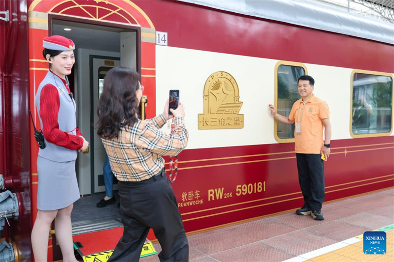 Le train Delta Star Express a quitté Shanghai pour un circuit de 18 jours au Xinjiang