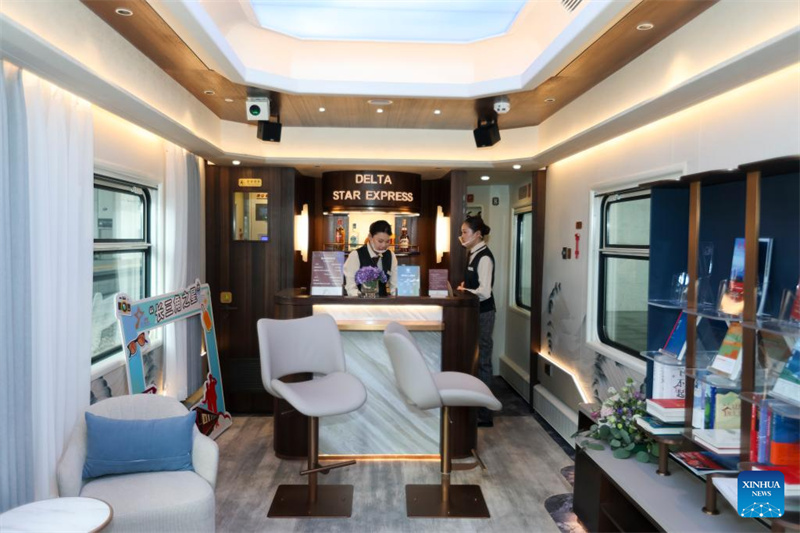 Le train Delta Star Express a quitté Shanghai pour un circuit de 18 jours au Xinjiang