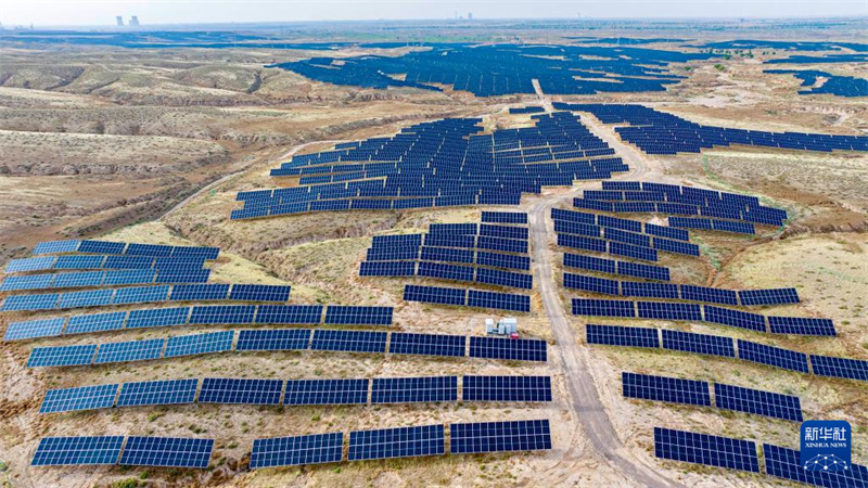 Photo prise par un drone montrant la première centrale photovoltaïque du projet d'intégration de l'hydrogène vert dans la base de Ningdong, dans la province du Ningxia (nord-ouest de la Chine) le 20 mai 2026. (Yang Zhisen/Xinhua)