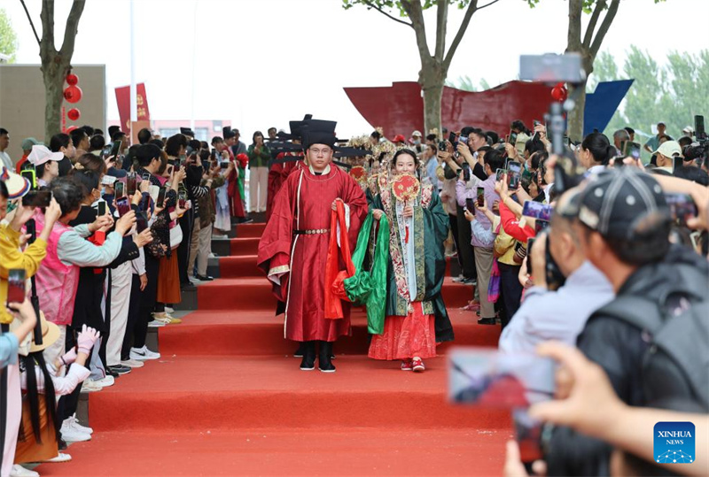 En photos : une cérémonie de mariage traditionnel de groupe organisée à Tianjin