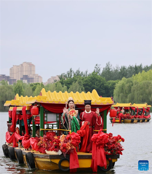 En photos : une cérémonie de mariage traditionnel de groupe organisée à Tianjin
