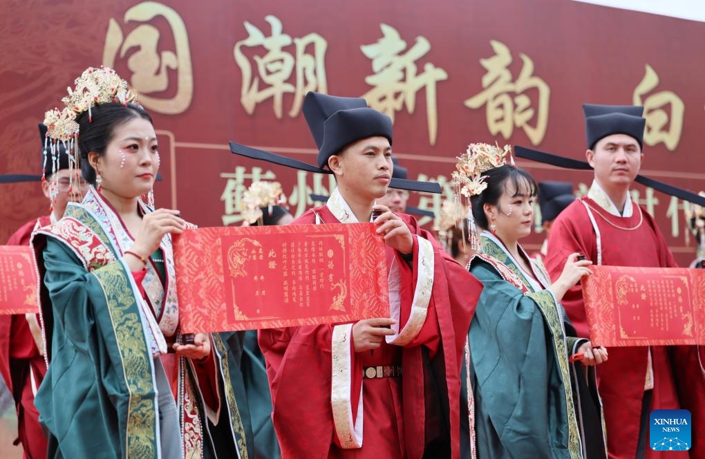 En photos : une cérémonie de mariage traditionnel de groupe organisée à Tianjin