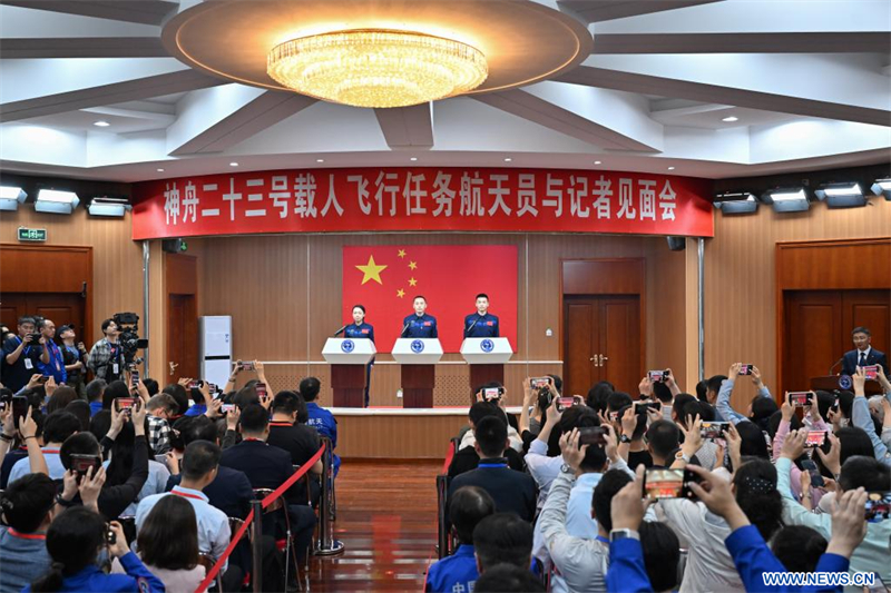 Les astronautes de la mission chinoise Shenzhou-23 rencontrent la presse