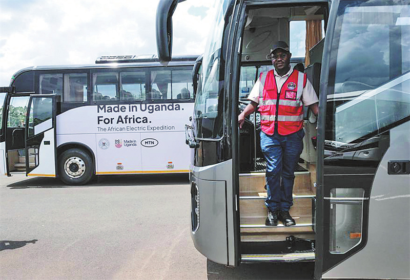 Un ingénieur se tient à l'intérieur d'un bus électrique à l'usine de véhicules Kiira à Jinja, dans l'est de l'Ouganda, le 18 mai. (Hajarah Nalwadda/Xinhua)