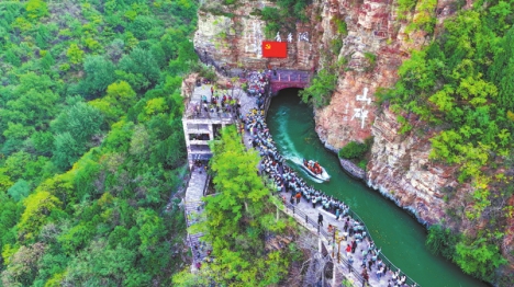 Henan : le canal Drapeau Rouge, une voie navigable artificielle qui témoigne de l'effort des hommes pour déplacer des montagnes