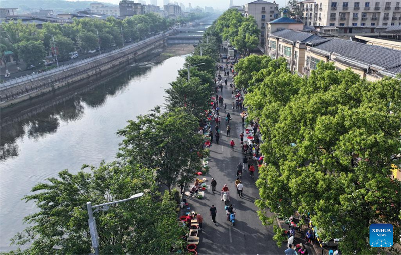 Jiangxi : à Jiujiang, le système du « marché fluctuant » atténue les conflits entre les vendeurs et les navetteurs du matin
