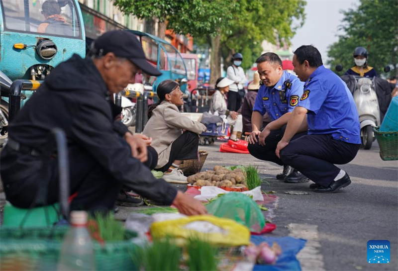 Jiangxi : à Jiujiang, le système du « marché fluctuant » atténue les conflits entre les vendeurs et les navetteurs du matin
