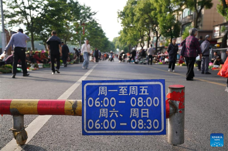 Jiangxi : à Jiujiang, le système du « marché fluctuant » atténue les conflits entre les vendeurs et les navetteurs du matin