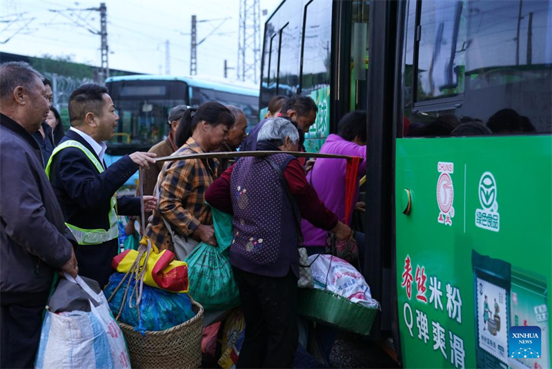 Des gens montent dans le bus dédié aux agriculteurs à un arrêt de bus du village de Jiaxi, dans le canton de Xiangtang, à Nanchang, dans la province du Jiangxi (est de la Chine), le 9 mai 2026. (Wan Xiang/Xinhua)