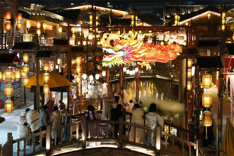 Des touristes à Nanyueli, un quartier gastronomique et culturel de l'arrondissement de Nanyue, à Hengyang, dans la province chinoise du Hunan (centre), le 9 janvier 2026. (Photo : Chen Zhenhai)