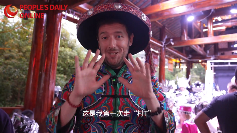 Guizhou : un jeune Américain dévoile les défilés de mode du « village podium » de Kaili