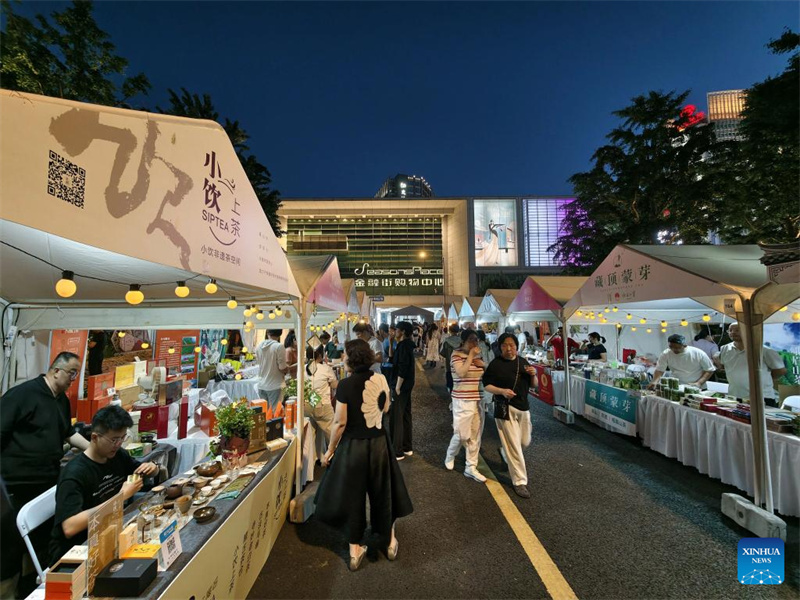 Beijing : une foire au thé se tient dans le quartier de Financial Street