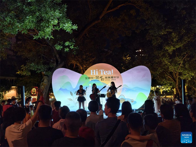 Beijing : une foire au thé se tient dans le quartier de Financial Street