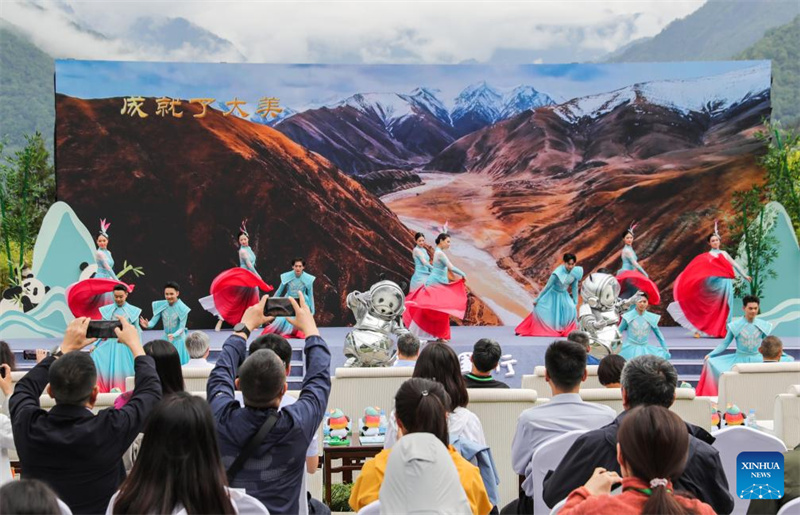 Des gens se produisent lors de la cérémonie d'ouverture d'une tournée médiatique dans le comté de Baoxing à Ya'an, dans la province du Sichuan (sud-ouest de la Chine), le 2 juin 2026. (Zhang Fan/Xinhua)