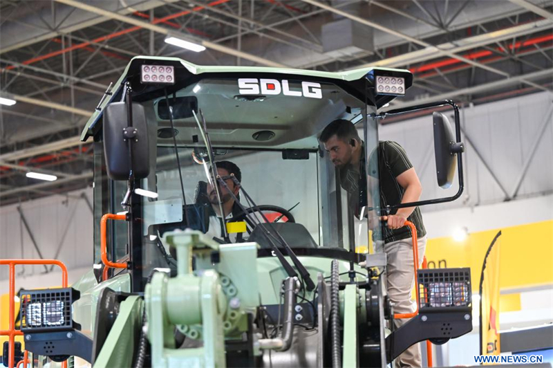 Des visiteurs testent un engin de chantier à énergie nouvelle sur le stand d'une entreprise chinoise à l'Istanbul Expo Center, en Turquie, le 3 juin 2026. (Xinhua/Liu Lei)