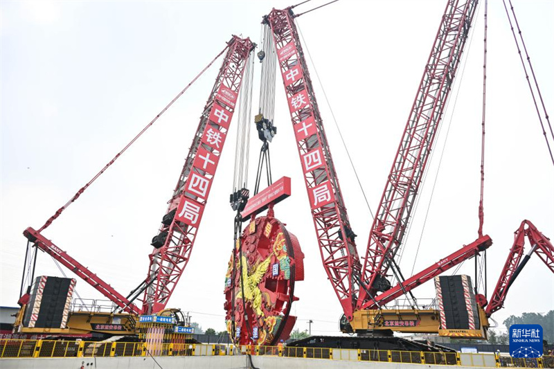 Le site de l'opération de levage de la tête de coupe du tunnelier à bouclier « Fenji » du tunnel sous le fleuve Yangtsé de la voie ferrée à grande vitesse Yancheng-Yixing, photographié le 4 juin à Jingjiang, dans la province du Jiangsu (est de la Chine). (Ji Chunpeng/Xinhua)