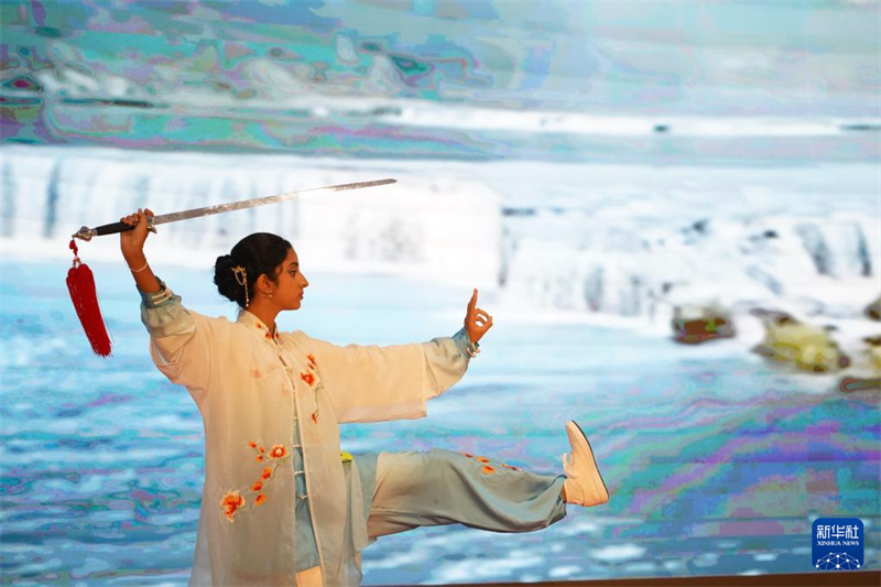Des candidats présentent des arts martiaux traditionnels chinois lors de la finale de la 25e édition du Concours de chinois « Pont vers le chinois » pour les étudiants du monde entier (section du Sri Lanka) à Colombo, au Sri Lanka, le 1er juin 2026. (Wu Ziyu/Xinhua)