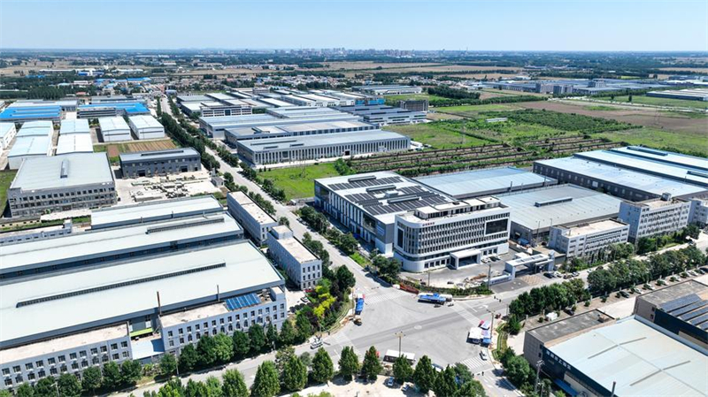 Photo prise par un drone de bâtiments industriels de plusieurs entreprises spécialisées dans les appareils médicaux dans l'arrondissement de Jizhou, à Hengshui, dans la province chinoise du Hebei (nord), le 7 juin 2026. (Photo : Bei He)