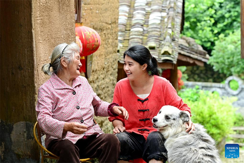 Qiu Guimin (à droite) s'entretient avec une habitante âgée du village de Nanwan du comté de Pingnan, dans la province du Fujian (sud-est de la Chine), le 6 juin 2026. (Lin Shanchuan/Xinhua)