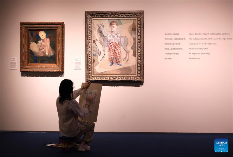 Une femme visite l'exposition d'art intitulée « Le Brésil de Portinari » au Musée national de Chine, le 9 juin 2026 à Beijing. (Zhang Chenlin/Xinhua)