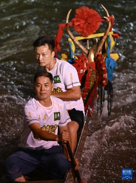 Guangdong : à Diejiao, les bateaux-dragons dérivent dans des virages serrés de voies navigables étroites