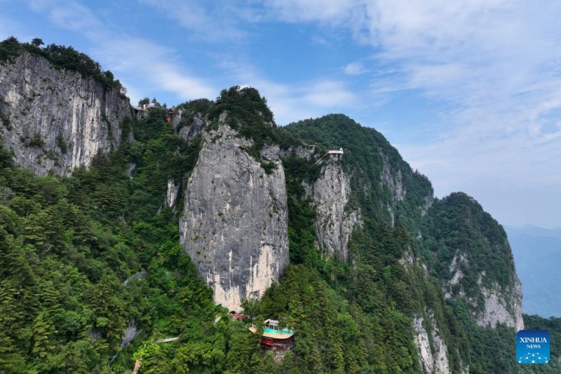 Photo prise par un drone le 16 juin 2026 montre une vue du site touristique éco-culturel du mont Tianzhu dans la chaîne des Qinling à Shangluo, dans la province du Shaanxi (nord-ouest de la Chine). (Xinhua/Wang Ying)