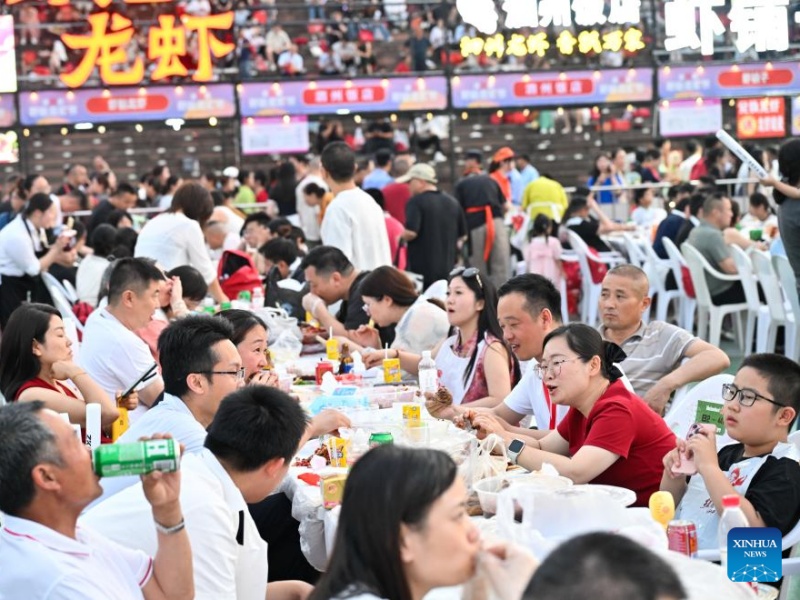 Jiangsu : ouverture du Festival de l'écrevisse du comté de Xuyi à Huai'an