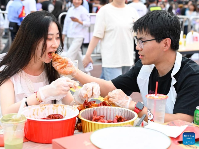 Jiangsu : ouverture du Festival de l'écrevisse du comté de Xuyi à Huai'an
