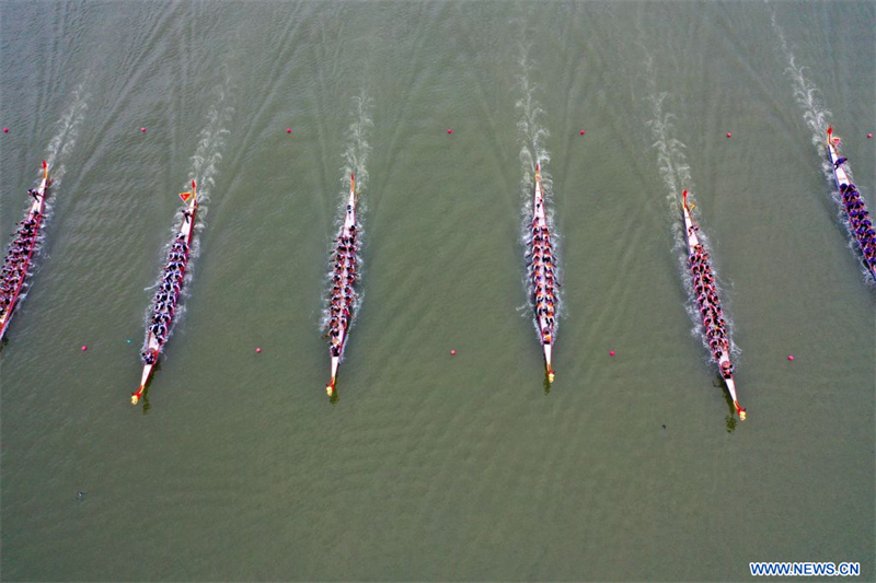 Vue aérienne d'une course des finales de la Super Ligue de bateaux-dragons du Hunan 2026 sur la rivière Miluo, dans la province chinoise du Hunan (centre), le 18 juin 2026. (Photo : Xue Yuge)