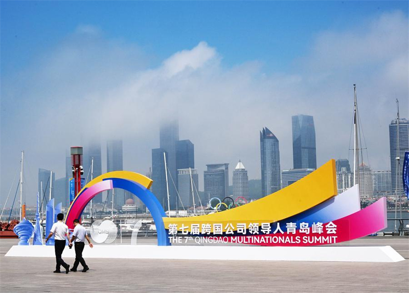 Photo prise le 16 juin 2026 montrant l'emblème de la septième édition du Sommet des multinationales de Qingdao, à Qingdao, dans la province chinoise du Shandong (est). (Photo : Li Ziheng)