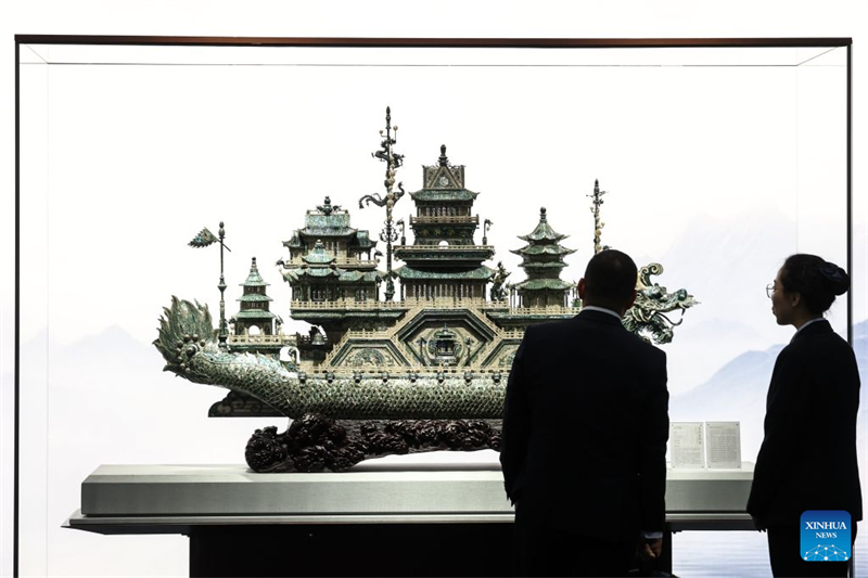 Des invités admirent une sculpture en coquillages au Centre international de conférences de Dalian, lieu du forum de Davos d'été 2026, à Dalian, dans la province du Liaoning (nord-est de la Chine), le 23 juin 2026. (Pan Yulong/Xinhua)