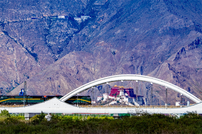 Xizang : le chemin de fer Qinghai-Xizang vu devant le palais du Potala à Lhassa