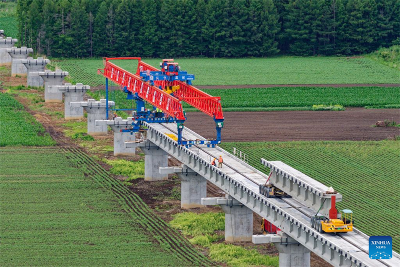 Photo aérienne prise par un drone montrant le chantier de construction du pont géant de Tongjiang, qui fait partie du projet d'expansion et de modernisation des capacités du chemin de fer Jiamusi-Tongjiang, dans la province du Heilongjiang (nord-est de la Chine), le 25 juin 2026. (Zhang Tao/Xinhua)