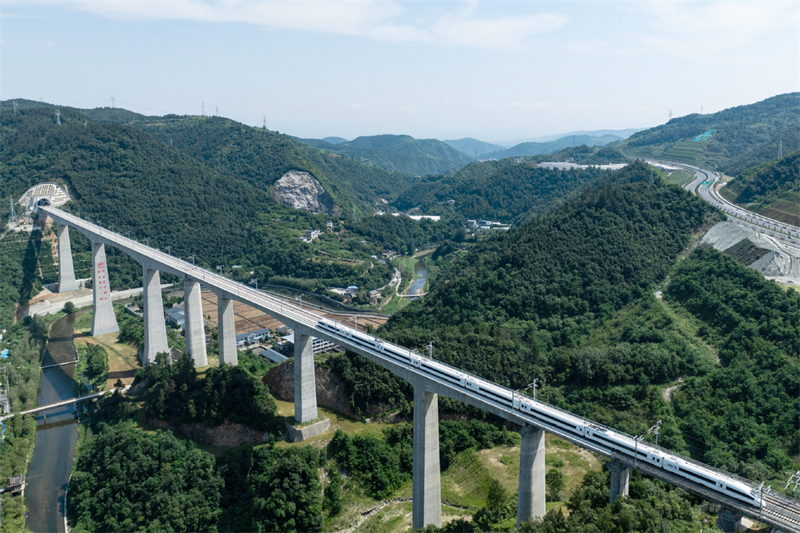 De nouveaux ponts ferroviaires à grande vitesse relient le centre et l'ouest de la Chine pour un développement coordonné