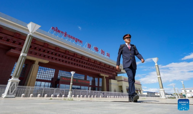 Un conducteur tibétain du train à grande vitesse Fuxing réalise son rêve d'enfant sur la voie ferrée Qinghai-Xizang