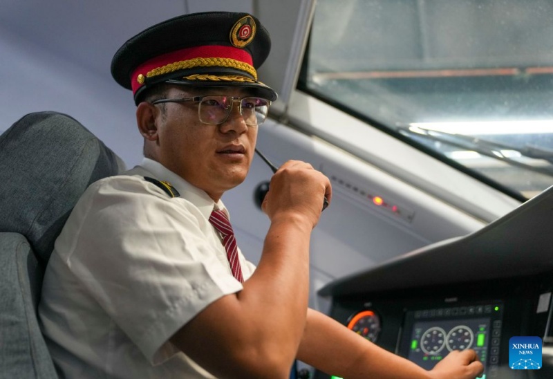 Un conducteur tibétain du train à grande vitesse Fuxing réalise son rêve d'enfant sur la voie ferrée Qinghai-Xizang