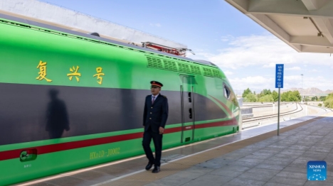 Un conducteur tibétain du train à grande vitesse Fuxing réalise son rêve d'enfant sur la voie ferrée Qinghai-Xizang
