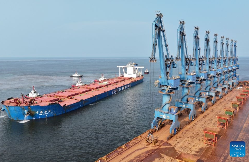 Tianjin : le vraquier CSB Glory de COSCO Shipping établit un nouveau record de tirant d'eau