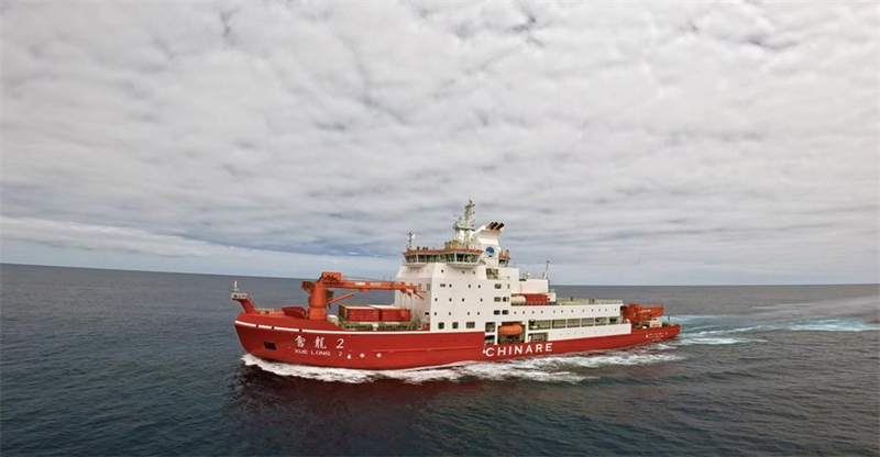 Photo prise par un drone du brise-glace chinois de recherche Xuelong 2 navigant en mer, le 19 novembre 2024. (Photo : Chen Dongbin)