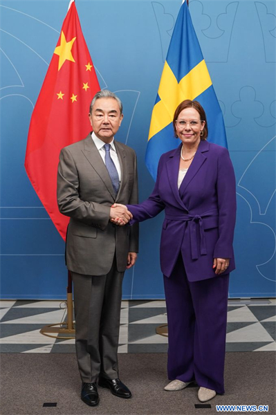 Le ministre chinois des Affaires étrangères Wang Yi, également membre du Bureau politique du Comité central du Parti communiste chinois, s'entretient avec la ministre suédoise des Affaires étrangères Maria Malmer Stenergard à Stockholm, en Suède, le 4 juillet 2026. (Xinhua/Peng Ziyang)