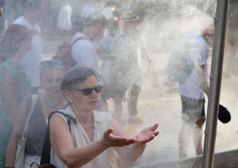 Des personnes se rafraîchissent à une station de brumisation à Roland-Garros, lors d'une vague de chaleur à Paris, en France, le 28 mai 2026. (Xinhua/Wu Huiwo)