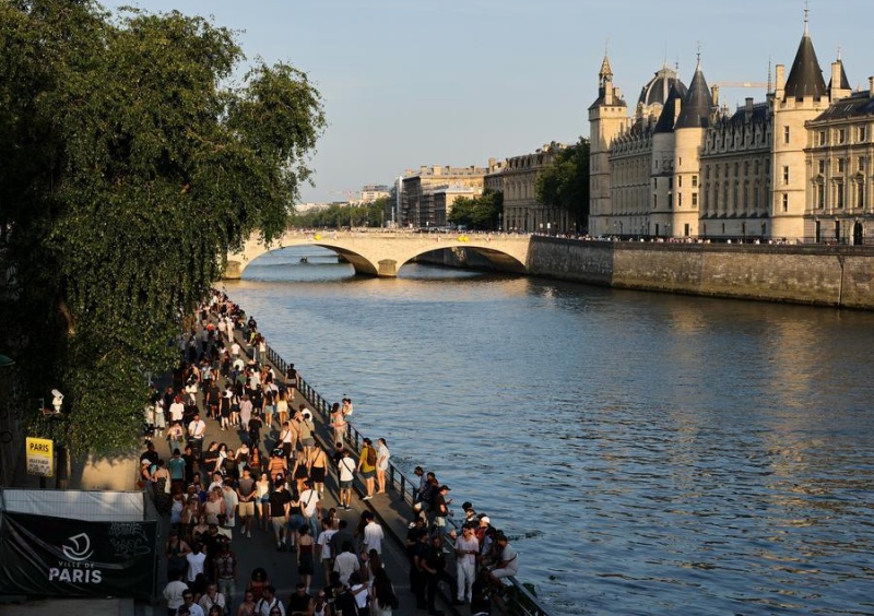 Des personnes se détendent au bord de la Seine à Paris, en France, le 21 juin 2026. (Xinhua/Wu Huiwo)