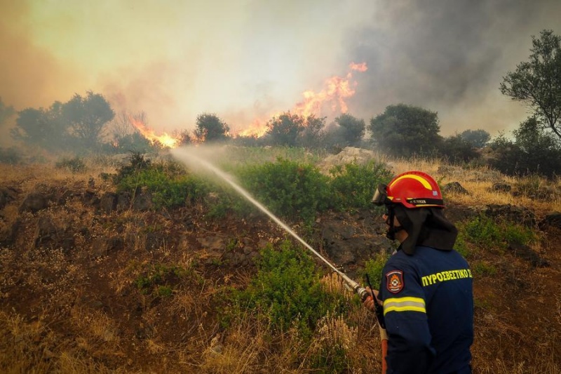 Un pompier lutte contre les flammes à Drosopigi, dans la région de l'Attique orientale, en Grèce, le 26 juillet 2025. (Xinhua/Krioneri Tatiana Bolari)
