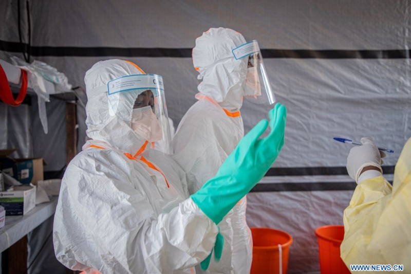 Des professionnels de santé enfilent des combinaisons de protection dans un centre de traitement d'Ebola à Bunia, capitale de la province d'Ituri en République démocratique du Congo (RDC), le 6 juillet 2026. Le bilan de l'épidémie d'Ebola qui sévit actuellement en RDC a dépassé les 500 morts, selon un rapport publié dimanche par les autorités sanitaires du pays. (Xinhua)
