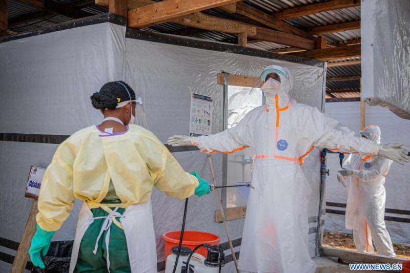 Des professionnels de santé procèdent à des opérations de désinfection dans un centre de traitement d'Ebola à Bunia, capitale de la province d'Ituri en République démocratique du Congo (RDC), le 6 juillet 2026. Le bilan de l'épidémie d'Ebola qui sévit actuellement en RDC a dépassé les 500 morts, selon un rapport publié dimanche par les autorités sanitaires du pays. (Xinhua)