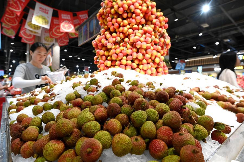 Des clients achètent des fruits dans un supermarché à Handan, dans la province chinoise du Hebei (nord), le 10 juin 2026. (Photo : Hao Qunying)