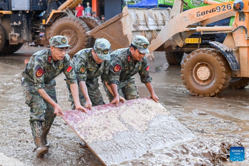 Des sauveteurs aident à dégager une route à Guigang, dans la région autonome Zhuang du Guangxi (sud de la Chine), le 10 juillet 2026. Les autorités locales renforcent les efforts de restauration après les pluies torrentielles provoquées par le typhon Maysak. (Xinhua/Cao Yiming)