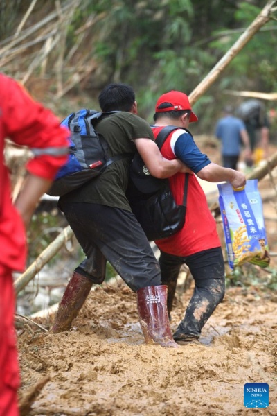 Guangxi : des volontaires post-90 guident les équipes de secours dans le canton de Zhenlong touché par les inondations