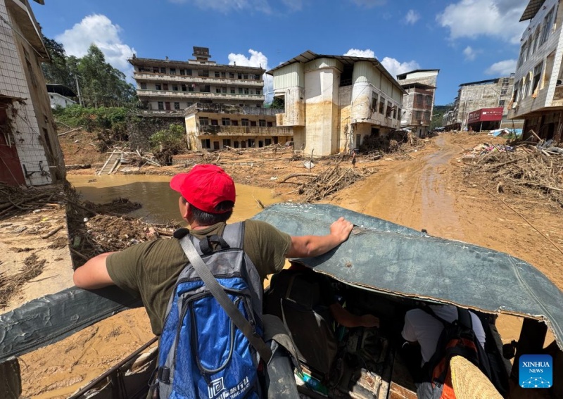 Guangxi : des volontaires post-90 guident les équipes de secours dans le canton de Zhenlong touché par les inondations