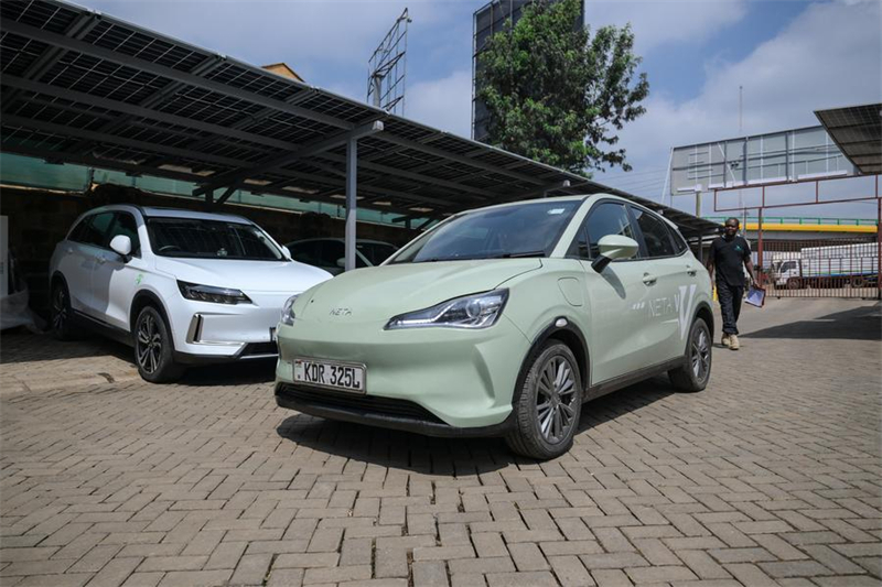 Un membre du personnel d'un concessionnaire automobile s'apprête à inspecter une voiture électrique fabriquée par la Chine, à Nairobi, la capitale kényane, le 12 juillet 2026. (Xinhua/Yang Guang)
